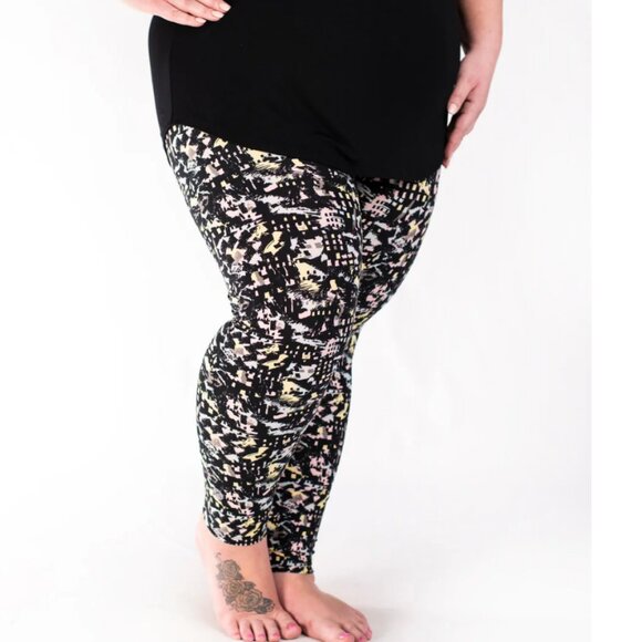Bundle and Save! SweetLegs Signature Legging - Plus in Wannabe - Picture 1 of 5